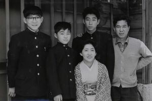村林一家。（後列左から）次兄、村林さん、長兄。父は写真に一切の妥協がなかった