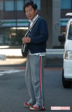 隙がありすぎ？おしゃれオヤジ石田純一の貴重な下半身ジャージ姿
