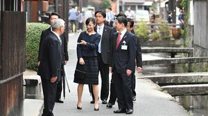 倉吉市内の『白壁土蔵群』を興味深くご覧になり、地元住民にも笑顔で応じられていた