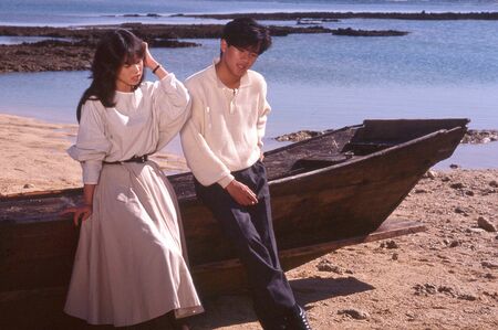 恋人だった近藤真彦（右）と映画『愛・旅立ち』の撮影をする明菜。写真は'84年11月