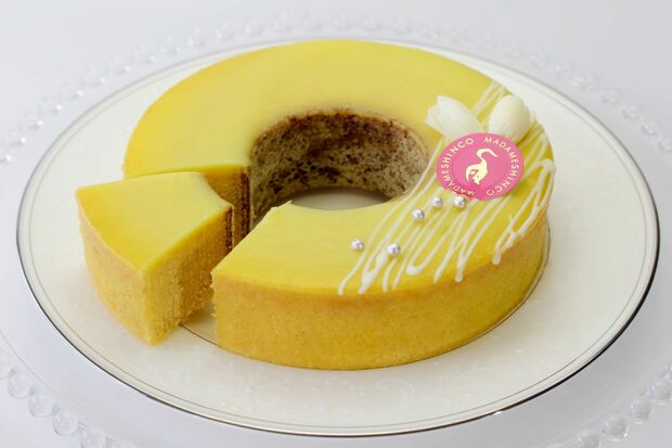 マイヤーレモンバウム／1728円。レモン果汁を加えて焼き上げたバウムクーヘンを、酸味がまろやかな三重県産マイヤーレモンを使用したアイシングでおおった爽やかな一品。夏季限定商品。