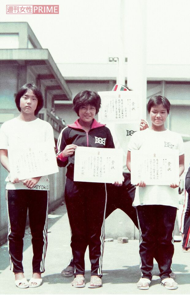 高1のとき「日本泳法シニアの部」で全国2位に輝いた。写真左が高松さん