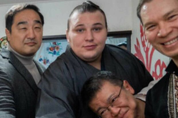 ウクライナ料理店『DOMIVKA（ドミウカ）』を訪れた安青錦