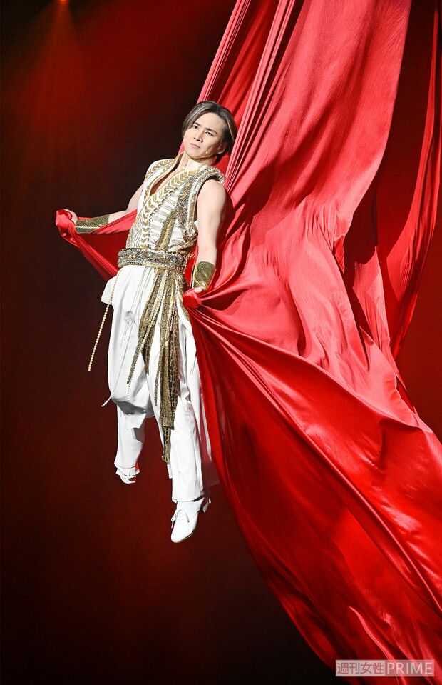 今年も華麗に宙を舞ったKinKi Kids・堂本光一（『Endless SHOCK-Eternal-』より、'22年）