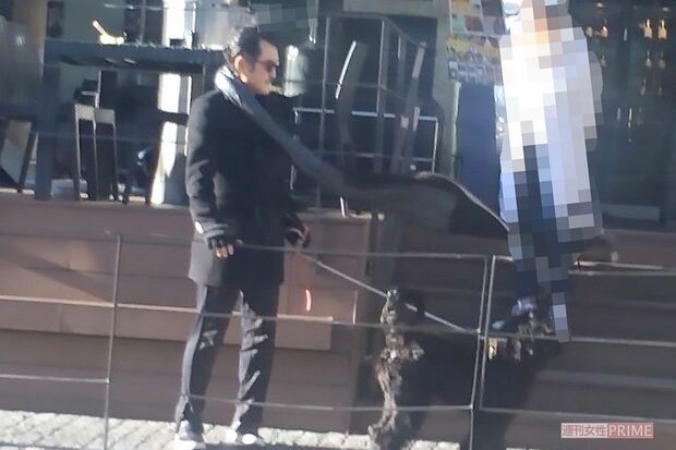 昨年1月、都内の鉄板焼肉店でランチをしていた吉田鋼太郎。テレス席を陣取り、この日も愛犬が一緒