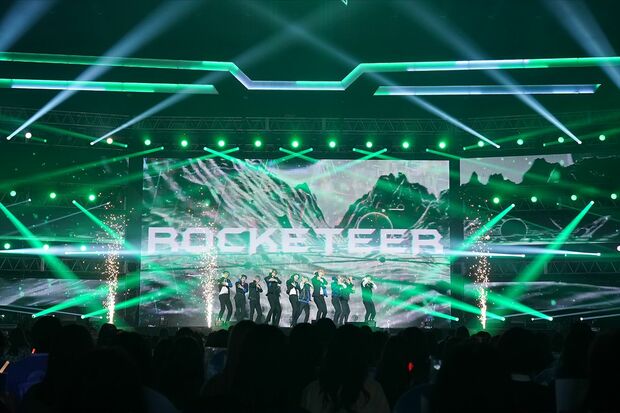 『Rocketeer』では強烈なビートサウンドに乗って、キレッキレのダンスとボーカルを披露（C）LAPONE ENTERTAINMENT