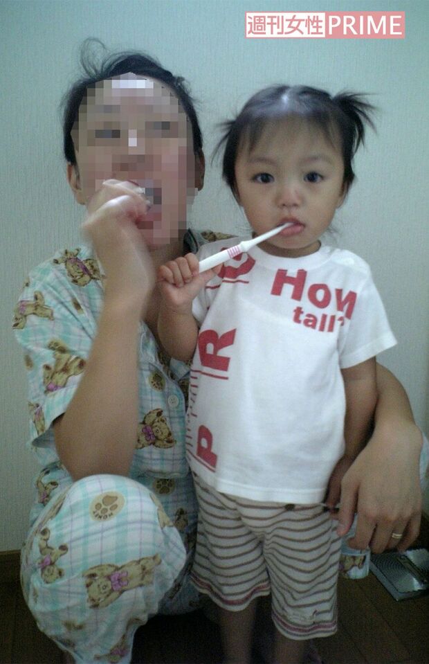 '08年8月、愛実さん（右）と歯を磨くＹ子（左、阿部さん提供）