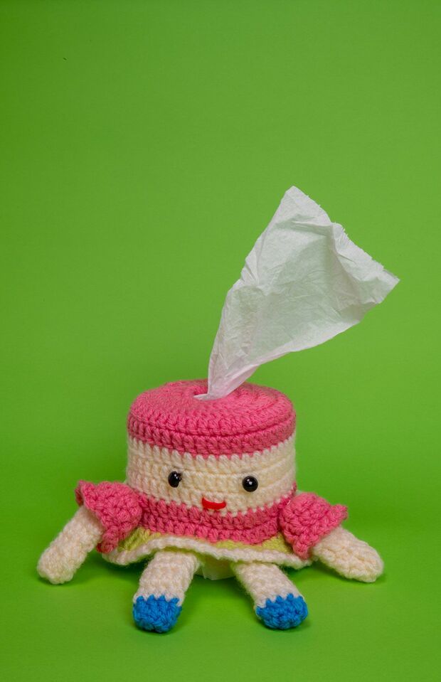 【ロールちゃん人形（新居光子）】こちら、芯を取り出したトイレットペーパーを入れることでティッシュのように引っ張り出せるという驚異の実用性。しかし“増殖”するため、実用よりもオブジェになっていく家庭も……　撮影／都築響一	