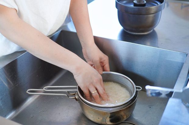 みそ汁鍋はボウルも兼用。ボウルとして米とぎに使い、その後はみそ汁鍋に。洗い物も減らせる！