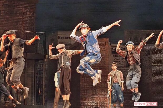 大我が演じる主人公・ジャックの仲間のニュージーズに加藤清史郎や松岡広大が出演　写真提供／東宝演劇部