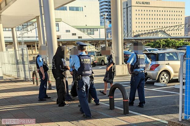 6月上旬の岐阜・大垣駅北口。若者グループを取り囲む警察
