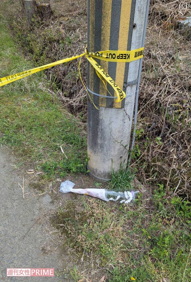 《京都小6男児行方不明事件》遺体現場へ続く道に置かれた献花。安達結希くんが可愛がっていたハチのご主人が手向けたという