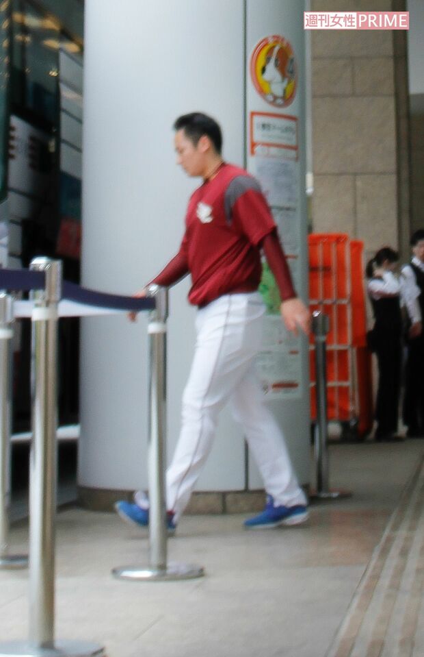 5月29日、ホテルから出てバスに乗り込む松井