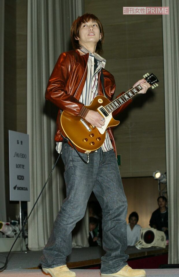 2002年の『ジュノンスーパーボーイコンテスト』でグランプリで、「憧れはＢ'ｚ松本孝弘」と語った平岡祐太。ギターテクも披露