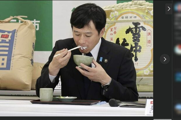 三田市でお詫び後、神妙な面持ちでお米を試食する上越市の中川幹太市長（Xより）