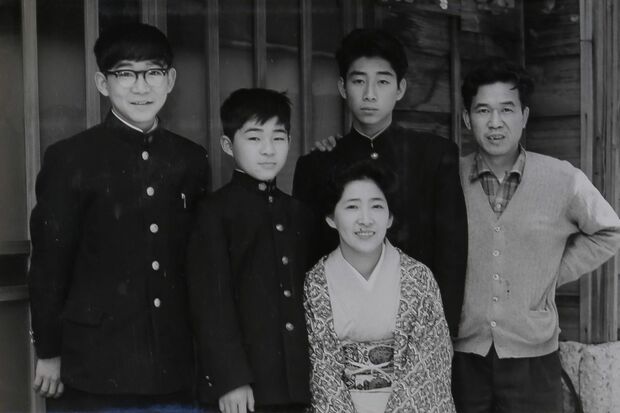 村林一家。（後列左から）次兄、村林さん、長兄。父は写真に一切の妥協がなかった