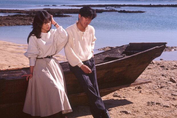 恋人だった近藤真彦（右）と映画『愛・旅立ち』の撮影をする明菜。写真は'84年11月