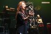 初日の公演では19曲を熱唱。自粛で会場に来られないファンのため、今後はオンラインでの配信もするという