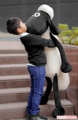 ひつじのショーンを抱きかかえる右近くん　撮影／佐藤靖彦
