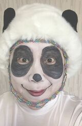 北京冬季オリンピックの大会公式マスコット『ビンドゥンドゥン』のメイクを披露する山田邦子（本人の公式ブログより）