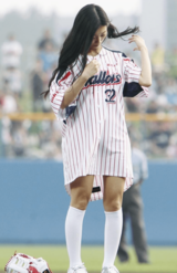 ヤクルト―DeNA戦でユニホームを脱ぎ、スクール水着姿で始球式を行ったタレントの壇蜜1/5（写真/共同通信社）