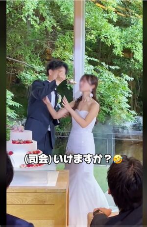 ファーストバイトで新郎から“顔面ケーキ”された新婦（TikTokより）