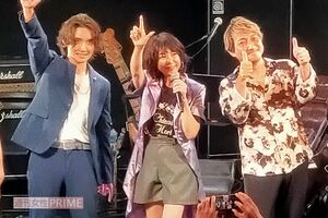 2024年10月30日のライブで声援に応える堀ちえみ。2時間で19曲を歌い切った。来年2月にも開催予定