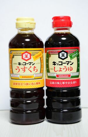 東の濃口しょうゆ（右）と西の薄口しょうゆ