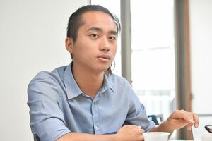 「面白い学校」の卒業生たちとともにイベントを主催するなど教育改革に取り組む祥哉さん