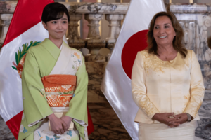 2023年11月、ペルー公式訪問中にディナ・ボルアルテ大統領を表敬訪問。若草色の振り袖姿で国際親善に務めた　写真：AFP／アフロ