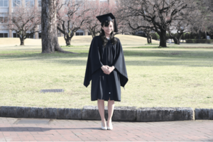 角帽とガウン姿で国際基督教大学の卒業式に出席した佳子さま(2019年3月)