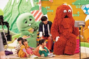 新コーナー『どうぶつ博士になろう！』。お題の動物を何も見ずに描き、その後に正解を学ぶ。キッズたちに向けられるやさしいまなざし（撮影／吉岡竜紀）