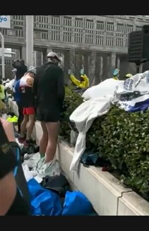 植栽に向かって立ち小便をするランナーたち、あたりにはゴミも散乱(Twitterより)