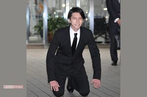 湾岸警察署前で土下座をする田口淳之介