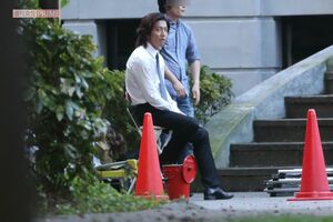 TBSドラマ『安堂ロイド』撮影で休憩中の木村拓哉（2013年）