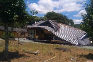 屋根ごと全壊した住宅