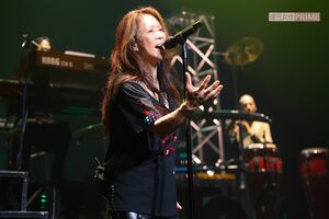 初日の公演では19曲を熱唱。自粛で会場に来られないファンのため、今後はオンラインでの配信もするという