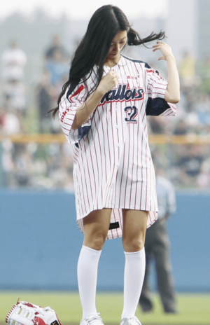 ヤクルト―DeNA戦でユニホームを脱ぎ、スクール水着姿で始球式を行ったタレントの壇蜜1/5（写真/共同通信社）