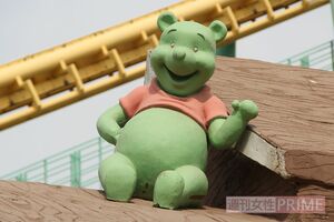 中国の某遊園地で撮影された、緑色の“プーさん”的な熊のキャラクター