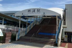 平日午前の駅前は閑散としていた(筆者撮影)