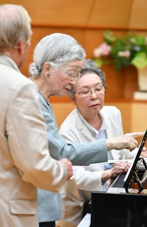 音楽イベントで遠山さんからピアノを教わる美智子さま（'17年8月）