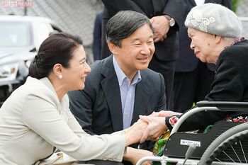 九州北部を襲った豪雨で福岡県の自宅が全壊した高齢女性の手を握り、しゃがみながら励まされた雅子さま（'18年9月）