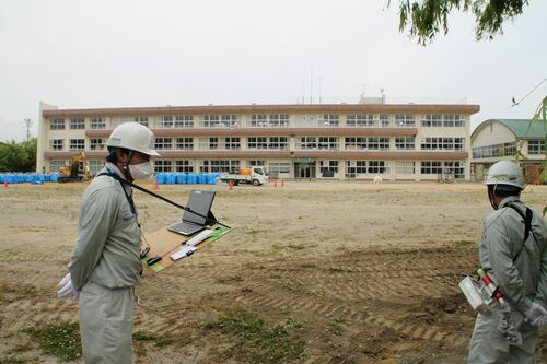 除染作業が行われる福島県内にある学校（2013年6月）