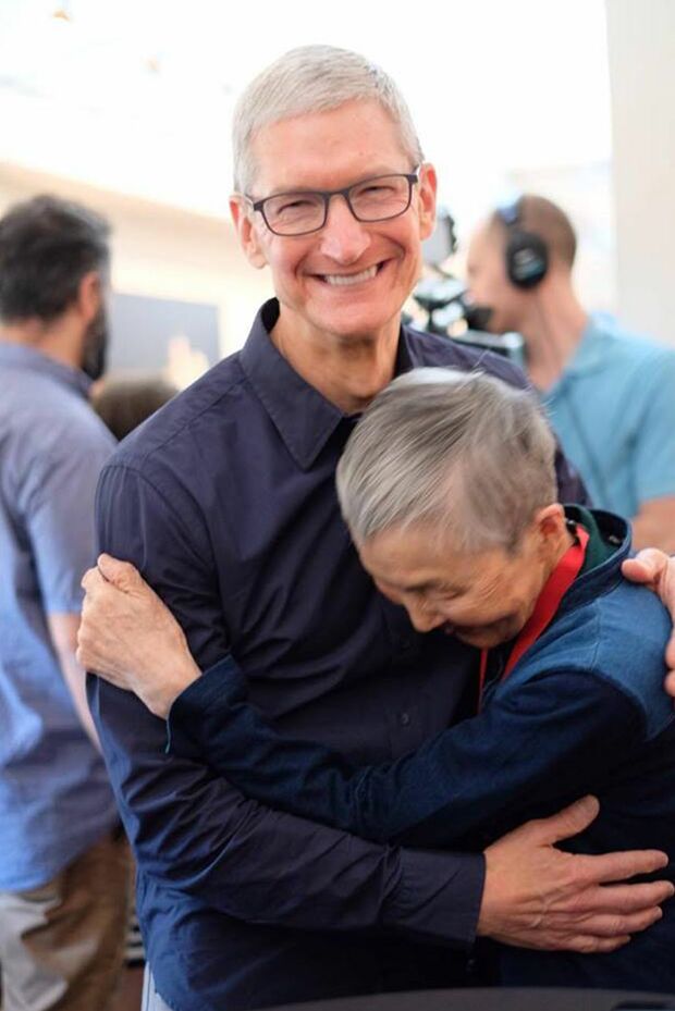 WWDC2017にて。アップルのティム・クックCEOと2人で親密に話した後、ハグ（撮影：松村太郎／東洋経済）