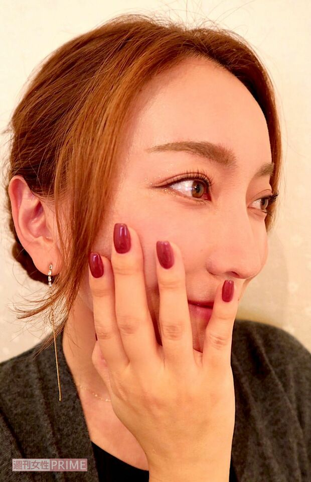 ネイルも秋用にボルドーにしました　撮影／加藤綾菜