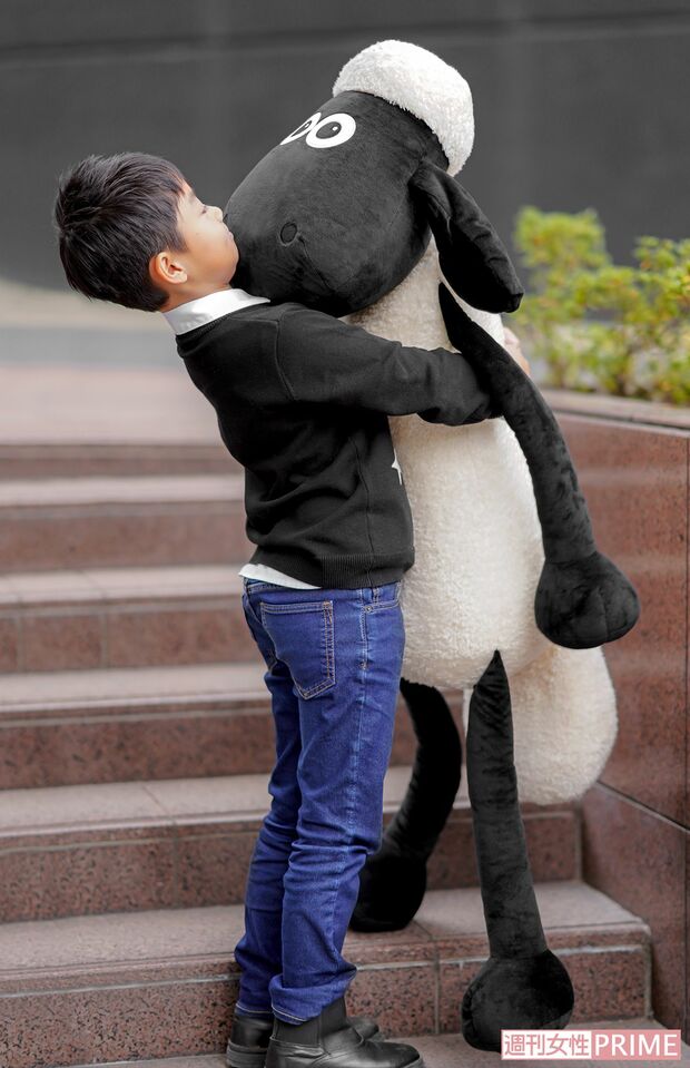 ひつじのショーンを抱きかかえる右近くん　撮影／佐藤靖彦