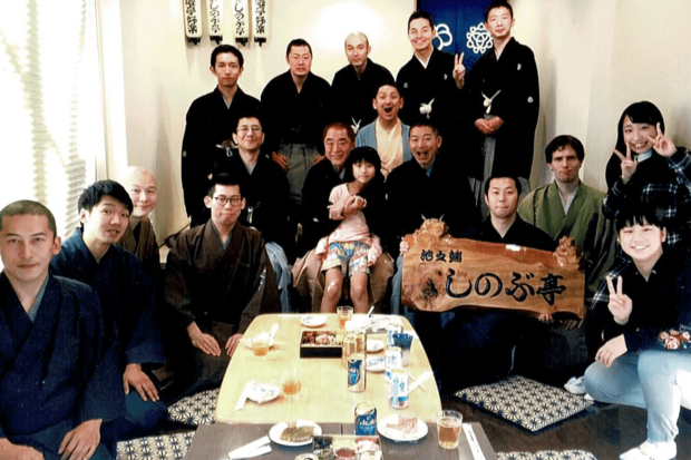 池之端しのぶ亭で。普段は寄席だが、時として宴会場にもなる使い勝手のよさ