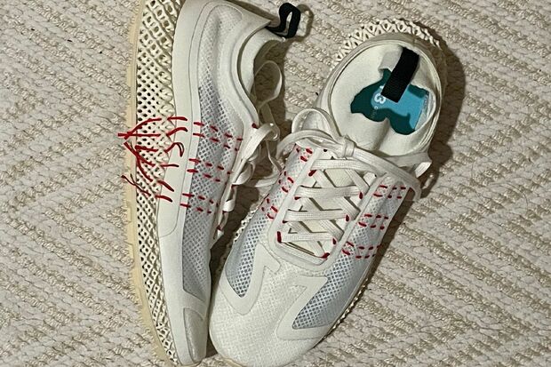 遊び心があり“大人にも似合う”愛用の白スニーカーはY－3のもの（写真提供／地曳いく子さん）