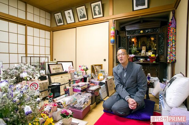 記念館の仏壇前には多くのファンが訪れる　撮影／伊藤和幸