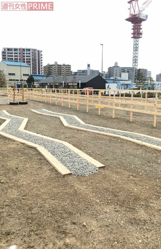 6200平方メートルの敷地に用意されたスラロームやスロープ、2本橋など計1キロのコースを各自のルートで走れる